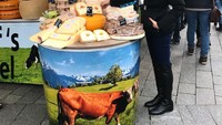 Di pasar Enschede, Belanda ia tampak sedang memilih ragam jenis keju.