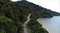 Jalan ini sudah beraspal mulus dan meliuk-liuk di pinggir pantai ke arah. Foto: Dok. BP Jalan Nasional XVII Manokwari-Papua Barat