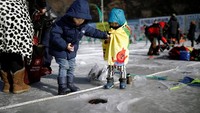 Tak hanya orang dewasa, anak-anak pun ikut dalam semarak festival memancing ikan tahunan ini.