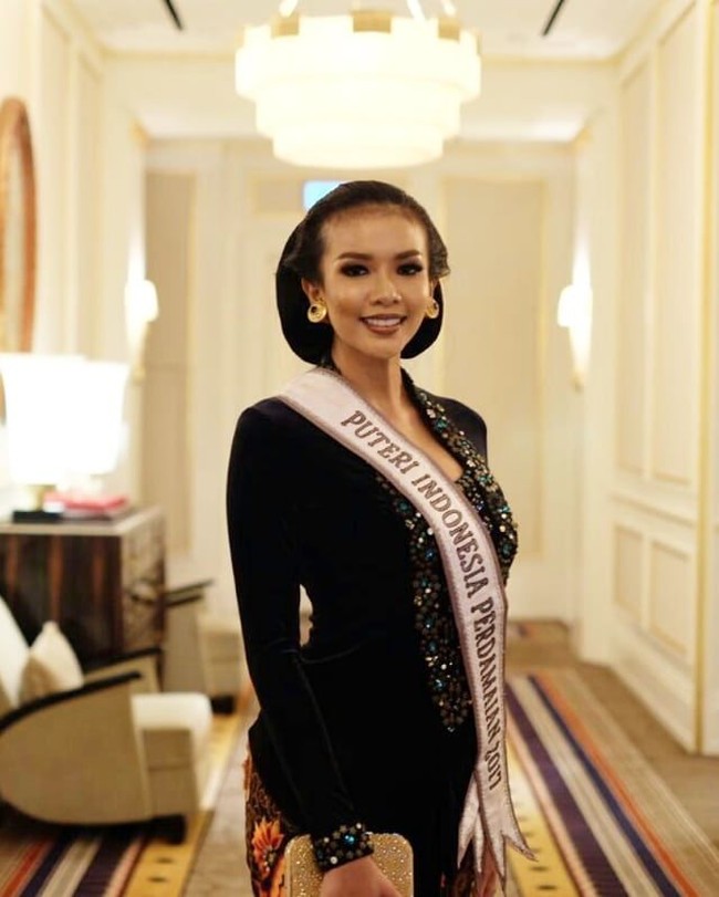 Puteri Indonesia Perdamaian 2017 Dea Rizkita juga memesona dengan kebaya bernuansa ungu dan sanggul Jawa. Foto: Instagram