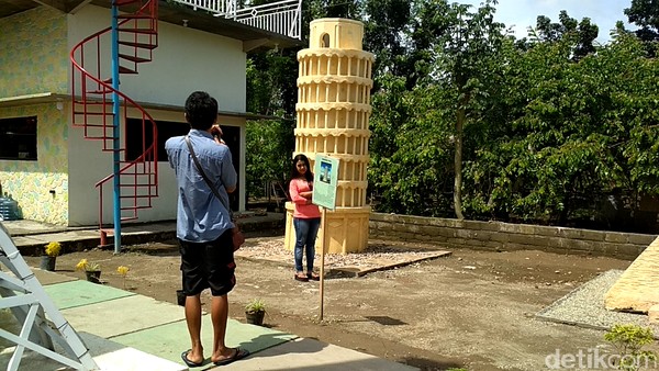 Walaupun hanya berupa miniatur, namun mampu mencukupi kebutuhan masyarakat zaman now yang gemar selfie dan upload di media sosial agar tetap eksis (Erliana Riady/detikTravel) Walaupun hanya berupa miniatur, namun mampu mencukupi kebutuhan masyarakat zaman now yang gemar selfie dan upload di media sosial agar tetap eksis (Erliana Riady/detikTravel)