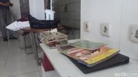 Ini penampakan kotak tisu, buku telepon, termos air, dan map hitam yang disita polisi. (Foto: Dony Indra/detikcom)