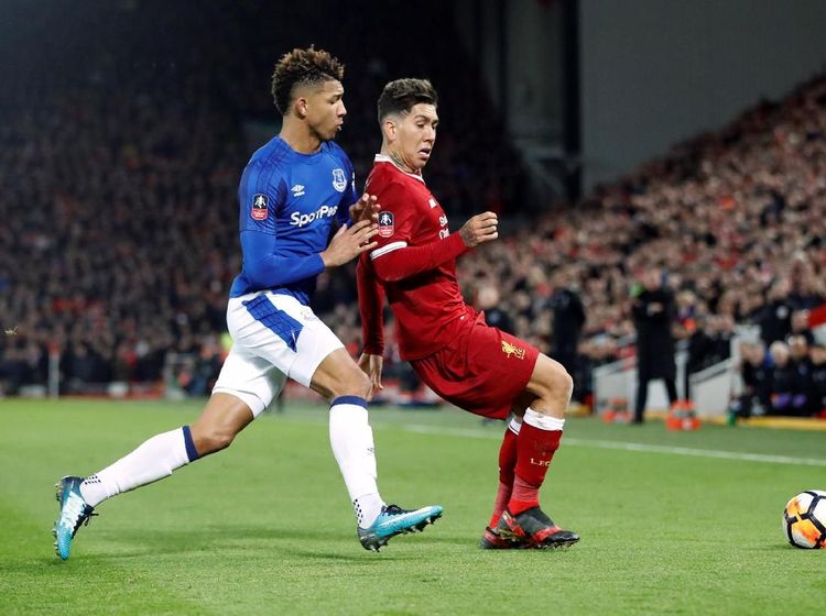 Keributan di Derby Liverpool, Firmino vs Holgate