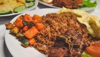 Nasi kebuli, nasi mandhi dan ayam geprek jeletot jadi santapan nikmat Nabila di Warsix Bali. Mau?