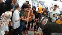 Iringan doa dan salawat Nabi Muhammad berkumandang saat prosesi pemakaman Yon Koeswoyo (Foto: Mahardian Prawira Bhisma/detikHOT)