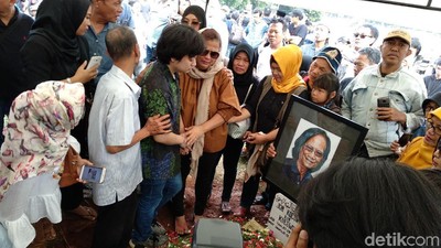 Tangis Haru Keluarga di Pemakaman Yon Koeswoyo