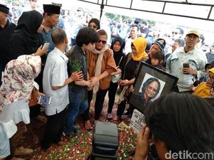 Tangis Haru Keluarga di Pemakaman Yon Koeswoyo