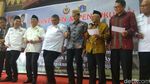 Potret Aksi Sandiaga Saat Nyanyikan Lagu Minang Ayam Den Lapeh