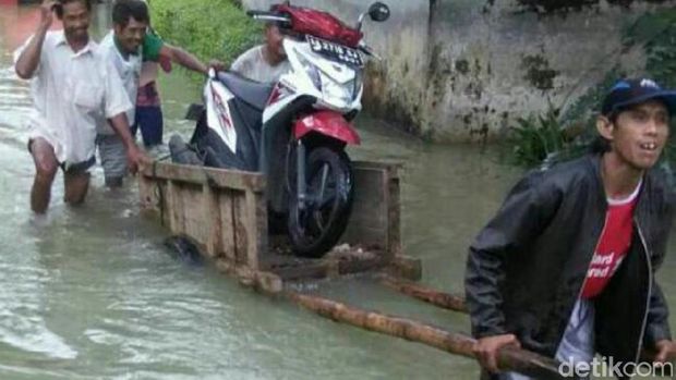 Warga mengevakuasi sepeda motor