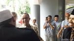Lagi Pakai Sepatu, Anies Malah Jadi Rebutan Emak-emak Buat Selfie