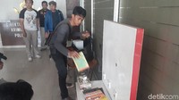 Dari kamar di dua hotel, polisi membawa satu kantung plastik besar warna hitam yang identik dengan video porno boah-perempuan. Saat dibuka di Mapolda Jawa Barat, kantung plastik besar itu berisi majalah, kotak tisu, buku telepon, termos air, dan map hitam. (Foto: Dony Indra/detikcom)