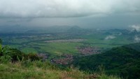 Dari ketinggian, Sungai Citarum nampak dipenuhi tumbuhan eceng gondok. Selain itu banyak keramba apung ikan yang berada di aliran sungainya dan terdapat banyak rakit serta perahu (Wisma Putra/detikTravel)