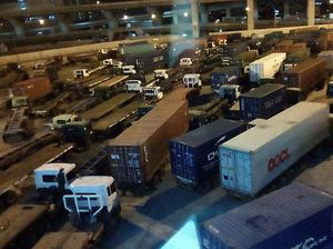 Antrean Kontainer Bongkar Muat di Pelabuhan Tanjung Priok