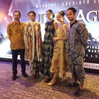 Dalam kesempatan itu juga, Mooryati memperkenalkan film yang diproduksinya, Sultan Agung. Para pemerannya pun hadir, seperti Adinia Wirasti, Puteri Indonesia 2015 Anindya Kusuma Putri, Ario Bayu dan Putri Marino. Foto: Wolipop/Daniel Ngantung