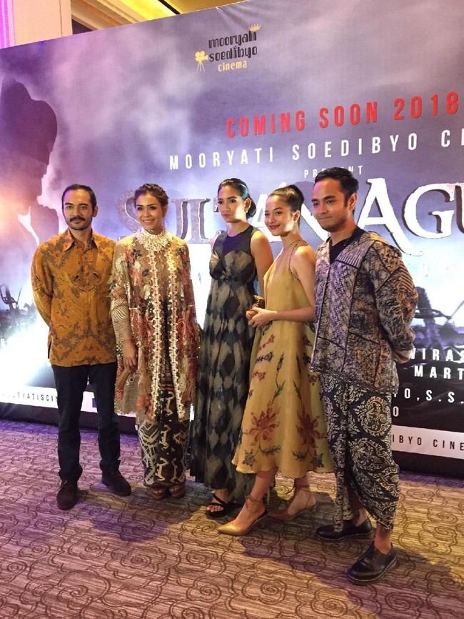 Dalam kesempatan itu juga, Mooryati memperkenalkan film yang diproduksinya, Sultan Agung. Para pemerannya pun hadir, seperti Adinia Wirasti, Puteri Indonesia 2015 Anindya Kusuma Putri, Ario Bayu dan Putri Marino. Foto: Wolipop/Daniel Ngantung