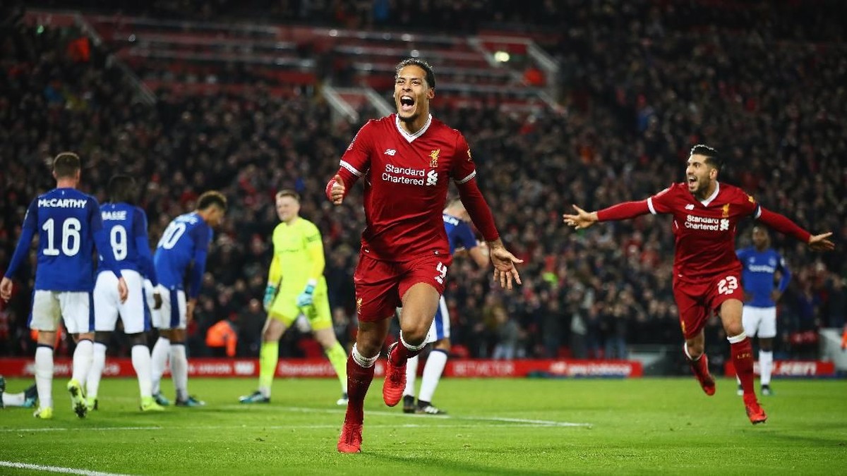 Van Dijk menentukan kemenangan Liverpool atas Everton. (Foto: Clive Brunskill/Getty Images)