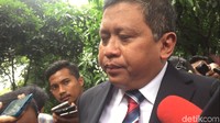 Hasto Kristiyanto menangis saat bicara soal Azwar Anas di kediaman Megawati Soekarnoputri, Jl Teuku Umar, Menteng, Jakarta Pusat, Sabtu (6/1/2018).