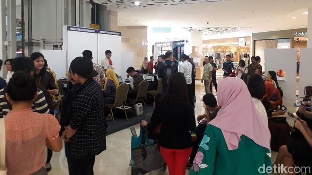  Warga memanfaatkan layanan paspor simpatik di Gandaria City, Kebayoran Lama, Jakarta Selatan, Sabtu (6/1/2018).