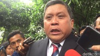 PDIP tetap memberikan dukungan kepada Anas. Hasto menegaskan partainya akan tetap melawan segala kampanye hitam.