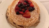 Tertulis Yummeehh! Pancake dengan paduan topping buah jadi menu saraoan Nabila ketika sedang berplesiran ke New York.
