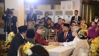 Jokowi jadi saksi pernikahan putra Seskab Pramono Anung, kemarin. Acara itu digelar di rumah dinas Sekretaris Kabinet Pramono Anung, Jl Widya Chandra I, Nomor 2, Jakarta. Jokowi mengenakan setelan jas hitam di acara tersebut. Foto: dok. Istimewa