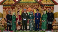 Anggota Paspampres lain yang resepsi pernikahannya dihadiri Jokowi adalah Pratu D Wisnu Agung (Wisnu) dengan Dara Deswantari (Dara), kemarin, Sabtu (6/1/2017). Resepsi pernikahan berlangsung di Gedung Unsur Wanita Citta Wirap TNI, Cijantung. Jokowi tampak mengenakan setelan jas warna biru dan peci warna hitam. Sedangkan Iriana mengenakan baju warna merah dengan selendang bernuansa oranye. Jokowi ke acara itu setelah jadi saksi pernikahan anak Seskab Pramono Anung. Foto: Kris - Biro Pers Setpres
