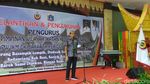 Potret Aksi Sandiaga Saat Nyanyikan Lagu Minang Ayam Den Lapeh