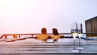 Juga saat keduanya menikmati sunset Maldives sambil berendam di jakuzi. Foto: Instagram Dewi Persik