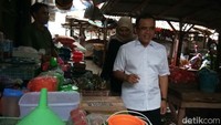 Sejumlah pedagang dan pengunjung mengaku senang dengan kunjungan Anas. 