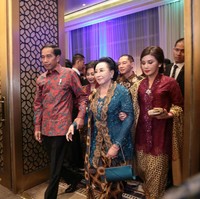 Olahraga pun dilakoninya meskipun sudah berusia senja. Sesekali dalam seminggu, Mooryati melakukan yoga ringan yang disesuaikan dengan usianya. Foto: Dok. Yayasan Puteri Indonesia