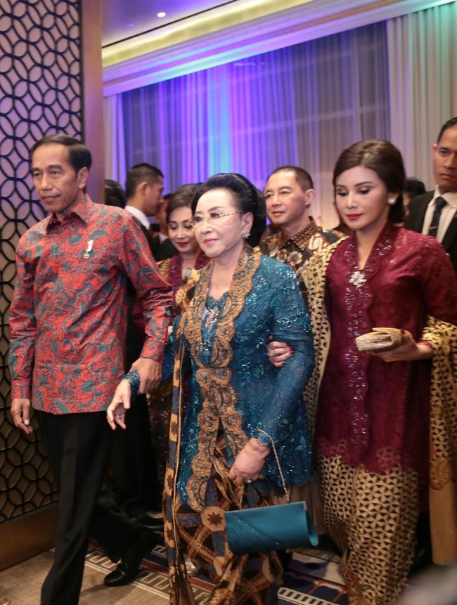 Olahraga pun dilakoninya meskipun sudah berusia senja. Sesekali dalam seminggu, Mooryati melakukan yoga ringan yang disesuaikan dengan usianya. Foto: Dok. Yayasan Puteri Indonesia