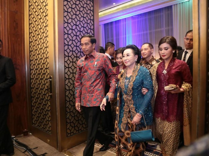 Mooryati Soedibyo adalah mantan Wakil Ketua II Majelis Permusyawaratan Rakyat, Presiden Direktur Mustika Ratu menjadi pembicara dalam diskusi di Restoran Bumbu Desa, Cikini, Jakarta, Minggu (12/10/2014). Diskusi ini mengangkat tema 