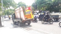 Biarkan Bu Risma tetap di Surabaya. Risma lovers. Warga masih butuh Bu Risma. Biarkan tetap di Surabaya. Dari kami yang mencintaimu Bu Risma.