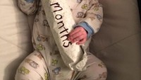Seolah mulai mengerti pose, Lucas nampak ketakutan memegang cheesesteak bertuliskan 3 months. Menurut Williams, sulit tidak suka cheesesteak yang menggabungkan daging, keju, bawang bombay dan roti.