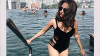 Vanessa tampil percaya diri dengan pakaian renangnya memamerkan body goal. (Foto: Instagram/vanessaangelofficial)