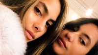 Selfie Pevita dan Valerie yang bikin meleleh (pevpearce/Instagram)