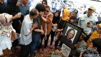Tangis haru keluarga di pemakaman Yon Koeswoyo (Foto: Mahardian Prawira Bhisma/detikHOT)