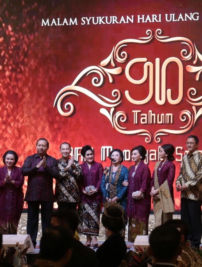 Untuk makanan, Putri mengatakan, ibunya tak memiliki pantangan tertentu. Bahkan, Mooryati masih suka mengonsumsi durian dan daging kambing. Hanya saja, tidak dikonsumsi secara berlebihan. Foto: Dok. Yayasan Puteri Indonesia