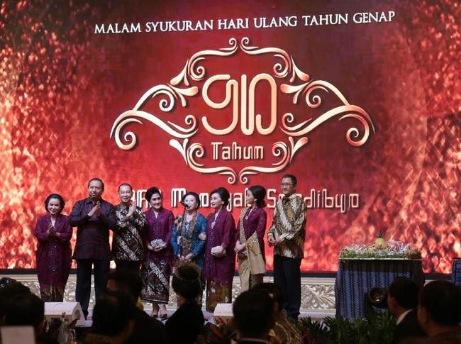 Untuk acara tersebut, keluarga Mooryati kompak mengenakan kebaya bernuansa ungu. Ungu adalah warna favorit ibu. Selain itu, ungu juga terasa mewah dan elegan, ujar Putri K. Wardani, putri kedua Mooryati. Foto: Dok. Yayasan Puteri Indonesia