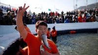 Festival ini jadi salah satu ikon wisata yang paling ditunggu di Korea Selatan. Seorang pria terlihat bangga setelah berhasil menangkap ikan trout. Ia mengacungkan jarinya dan membentuk tanda victory sambil menggigit satu ikan trout.