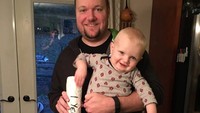 Pada usia 1 tahun, Lucas foto dengan sang ayah. Kami membiarkan dia mencicip segigit cheesesteak dan ia nampak menyukainya, tutur Williams.
