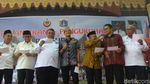 Potret Aksi Sandiaga Saat Nyanyikan Lagu Minang Ayam Den Lapeh