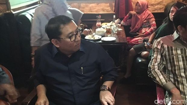 Fadli Zon saat menonton sang putri. 