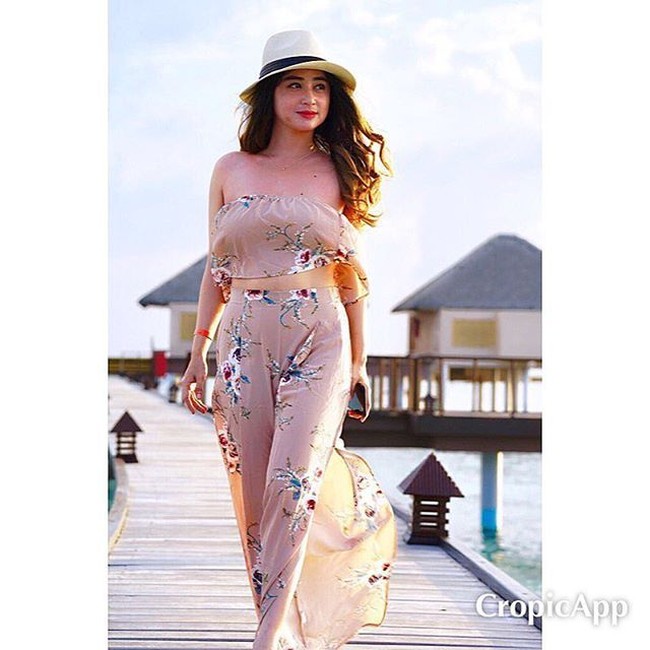 Dewi Murya Agung atau lebih dikenal dengan nama Dewi Persik menikah secara siri dengan Aldi Taher pada 4 Juli 2008. Aldi menjelaskan jika pernikahan sirinya dilakukan setelah ia menalak Dewi Persik. Publik kaget atas pernyataan Aldi tersebut. Namun pernikahan siri Dewi Persik dan Aldi Taher tidak berjalan mulus. Aldi mengungkapkan, ia beberapa kali menalak Dewi Persik hingga menangis. Kini Dewi Persik dan Aldi Taher sama-sama sudah menikah lagi dengan pasangan masing-masing. Foto: Instagram Dewi Persik