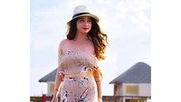 Dewi Persik terlihat berpose di beberapa sudut Maldives yang memiliki pemandangan indah. Seksi ya? Foto: Instagram Dewi Persik