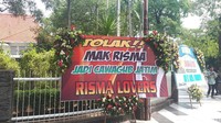 Salah satu karangan bunga yang ada di depan rumah dinas Risma.