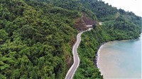 Jalan di ruas Ransiki-Mameh masuk dalam proyek Trans Papua yang digeber Presiden Jokowi. Foto: Dok. BP Jalan Nasional XVII Manokwari-Papua Barat