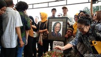 Pemakaman Yon Koeswoyo yang mengaharu biru. Foto: Mahardian Prawira Bhisma/detikHOT