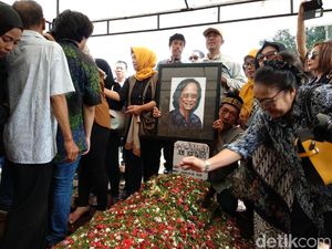 Penggemar Kenang Yon Koeswoyo Sebagai Pribadi Rendah Hati