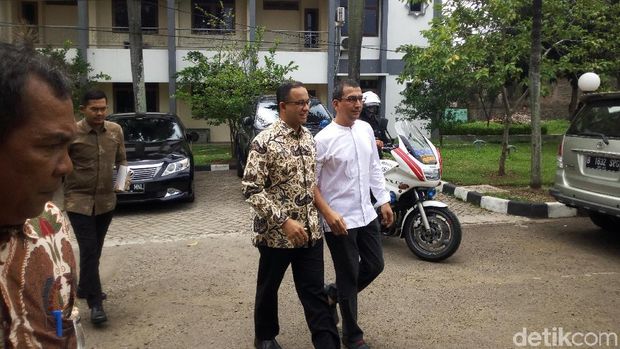 Gubernur DKI Jakarta Anies Baswedan tiba di acara reuni
